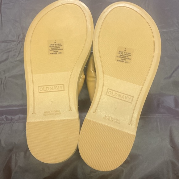 Old navy platform sandals. BNWT women’s size 7 tan. - Picture 4 of 5